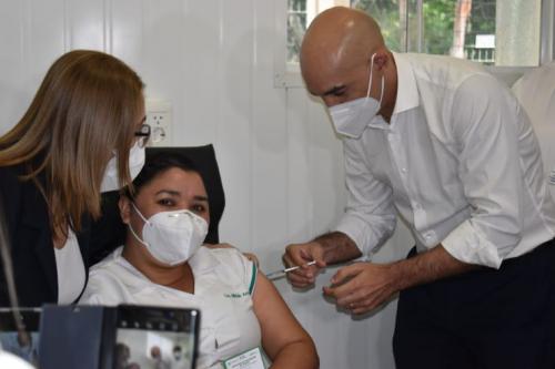 Primeros trabajadores de salud reciben la vacuna anticovid